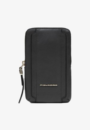 Portafoglio nero in pelle con cerniera, caratterizzato da una texture liscia, dettagli cuciti e un logo dorato nella parte inferiore. Forma rettangolare compatta.