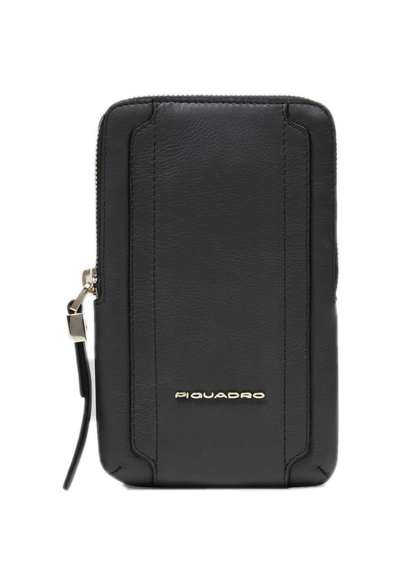 Schwarzes Leder-Geldbörse mit Reißverschluss, glatter Textur, gesteppten Akzenten und goldenem Logo unten. Kompakte rechteckige Form.