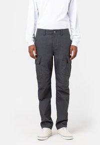 Grijze cargo broek met meerdere zijzakken, recht model, gemaakt van stevige stof, met een knoopsluiting en lussen voor een riem.