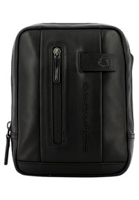 Borsa a tracolla in pelle nera con forma rettangolare, dotata di una tasca frontale con zip, logo in rilievo e texture liscia.