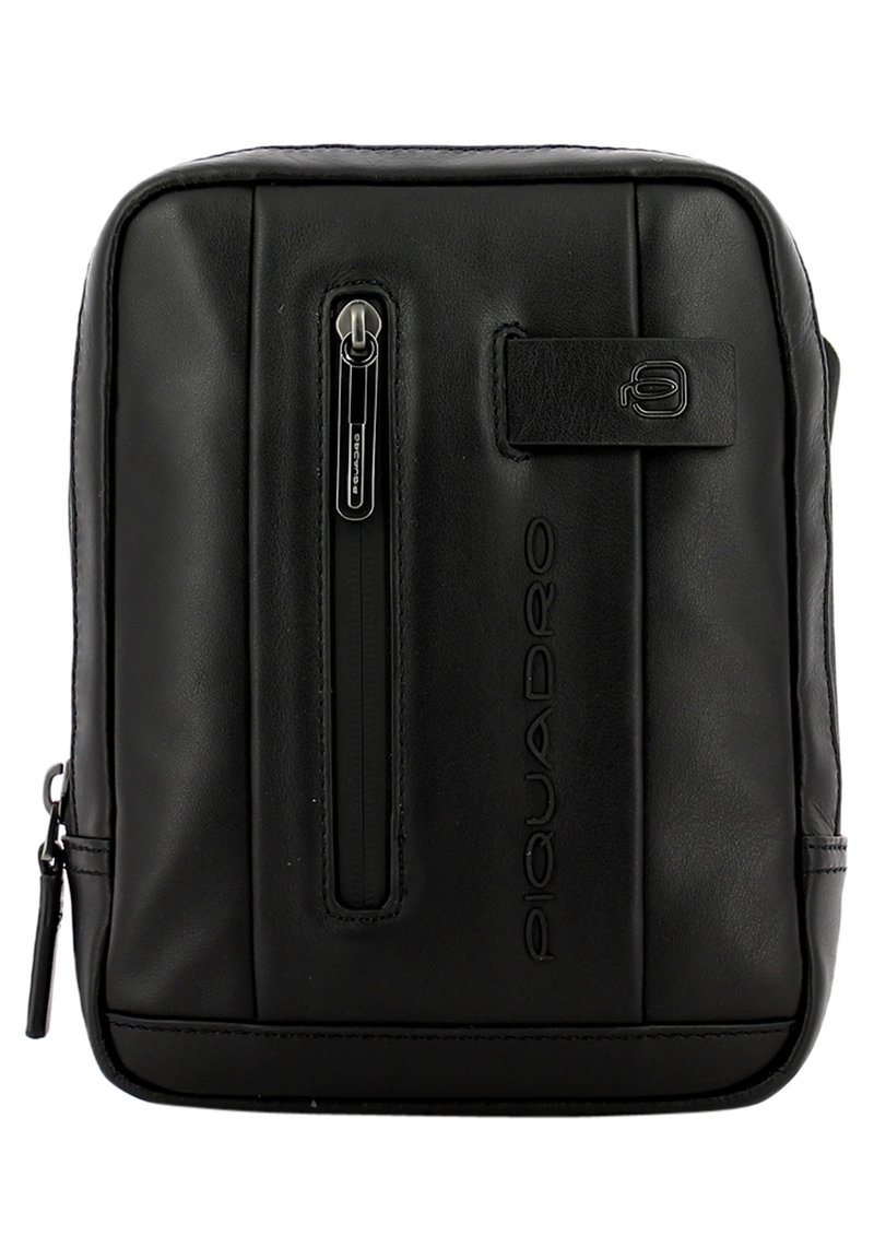 Borsa a tracolla in pelle nera con forma rettangolare, dotata di una tasca frontale con zip, logo in rilievo e texture liscia.