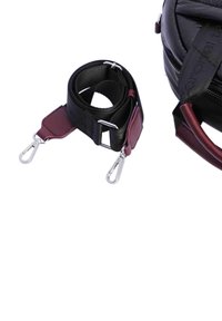 Correa ajustable de tela negra con acentos de cuero burdeos, con clips de metal cromado. Textura suave, diseño compacto para bolsas.