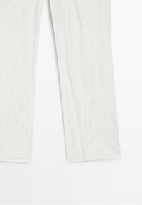 Pantalon long blanc à jambes droites en tissu léger, présenté sur fond blanc.
