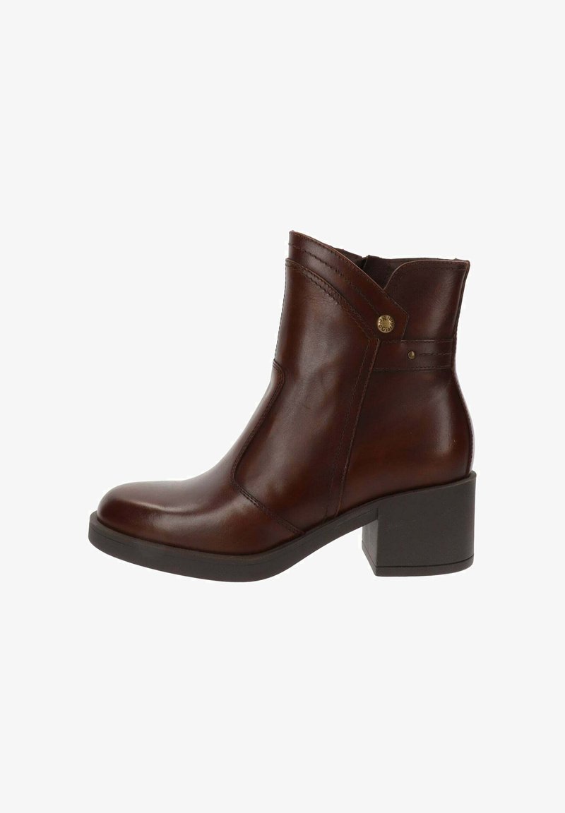 Botte de cheville en cuir brun avec petit talon carré et couture décorative, fermeture à glissière sur le côté et petit bouton métallique accent.