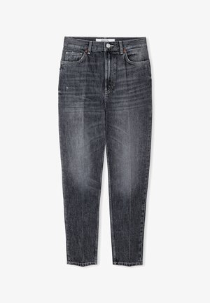 Donkergrijze, vervaagde jeans met hoge taille, voor- en achterzakken, knoopsluiting en riemlussen, plat gelegd op een witte achtergrond.