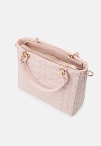 Κουβερτιέρα ροζ τσάντα χεριού από συνθετικό υλικό με χρυσές λεπτομέρειες, διπλούς φερμουάρ χώρους και κοντές χειρολαβές για εύκολη μεταφορά.