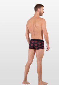 Zwarte boxershorts voor mannen met een roze golfpatroon, zachte stof en een comfortabele elastische tailleband.