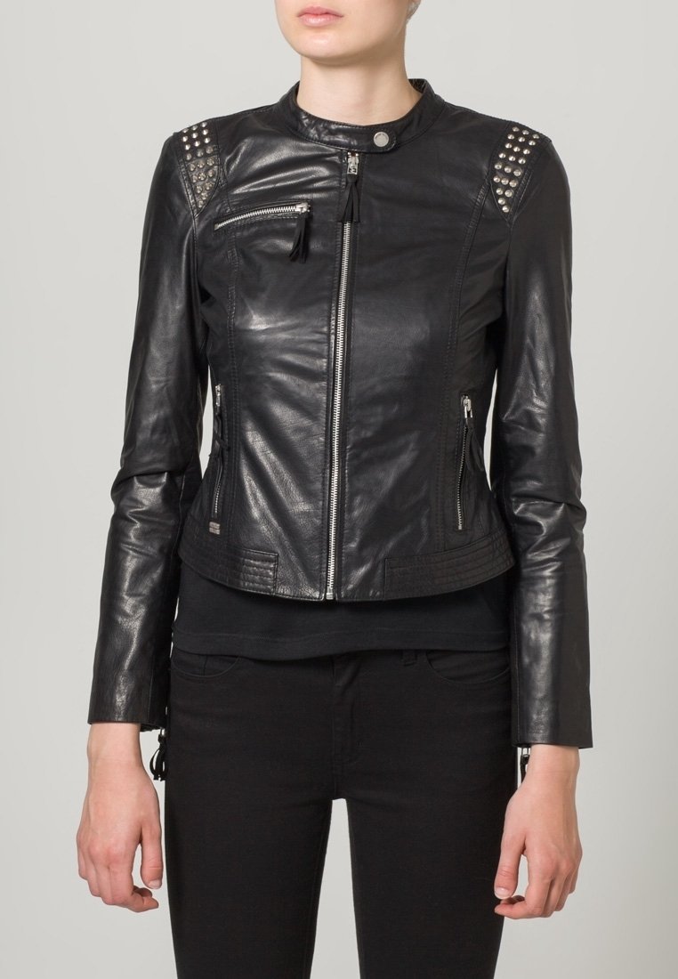 Černá kožená bunda s přiléhavým střihem, kovové cvočky na ramenou, přední zip a zipové boční kapsy, a žebrovaný lem.