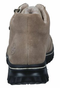 Braune Wildleder-Ankle Boots mit seitlichem Reißverschluss, weichem Futter und strukturiertem schwarzen Gummisohle mit einem weißen Akzentstreifen.