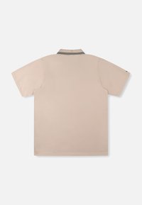 Kurzarm-Poloshirt aus beigem Stoff mit strukturierter Oberfläche. Verfügt über einen schwarz-weiß gestreiften Kragen und ein Logodetail am Ärmel.