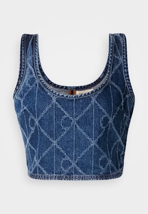 Top corto in denim con scollatura a barca, caratterizzato da un motivo a diamante cucito in un blu più chiaro e orli rifiniti con filo a contrasto.