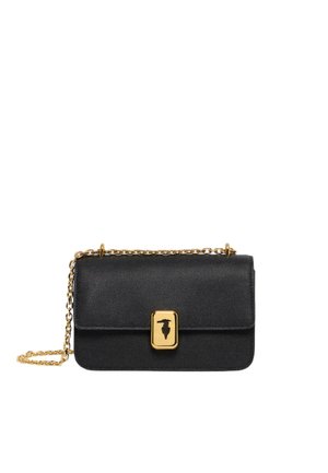 Sac à main en cuir noir avec une finition texturée, quincaillerie dorée et un fermoir distinctif. Présente une bandoulière en chaîne et une forme rectangulaire.