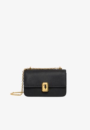 Borsa a tracolla in pelle nera con finitura testurizzata, hardware dorato e un gancio distintivo. Presenta una tracolla a catena e una forma rettangolare.