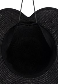 Schwarzer Strohhut mit breiter Krempe, ausgestattet mit einem strukturierten gewebten Muster und einer inneren Futter. Verstellbare Riemen sind im Inneren der Krone sichtbar.