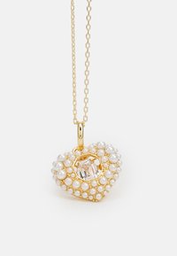 Goudkleurige hartpendant versierd met kleine witte parels en een centrale heldere edelsteen. Voorzien van een delicate ketting met ovale schakels.
