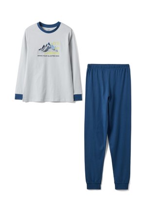 Camiseta blanca de manga larga con puños y cuello azules que presentan texto de montaña y camping, combinada con pantalones azules con cintura elástica.