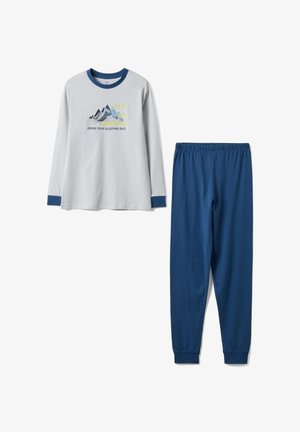 Weißes Langarmshirt mit blauen Bündchen und Kragen, verziert mit Berg- und Camping-Motiven, kombiniert mit blauen Hosen mit elastischem Bund.