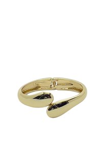 Pulsera de brazalete de metal chapado en oro con un diseño abierto, liso y redondeado que presenta dos extremos en forma de lágrima. Acabado de alto brillo.