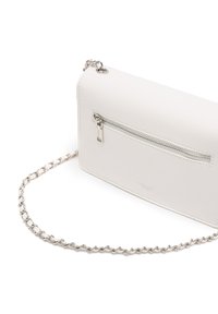 Borsa crossbody in finta pelle bianca con tracolla in catena argentata e tasca frontale con zip. Texture liscia con design minimalista e dettaglio del logo.