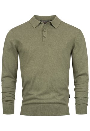 Zielono-oliwkowy sweter z kołnierzykiem polo, z trzema guzikami, ściągaczami na rękawach i u dołu, wykonany z miękkiego materiału dla komfortu.