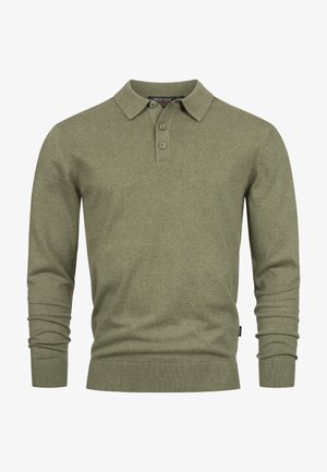 Olijfgroene pullover met een polo-kraag, voorzien van drie knopen, geribbelde manchetten en zoom, gemaakt van zachte stof voor comfort.
