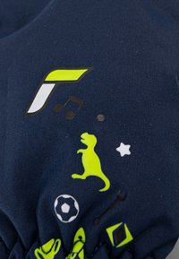 Tessuto blu marinara con stampa di un T-Rex verde, note musicali nere, stella bianca, pallone da calcio, chiave inglese, trofeo e forme geometriche.