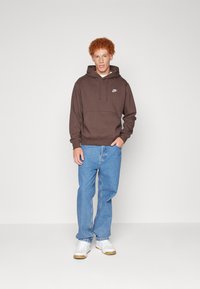 Nike Sportswear SPORTSWEAR CLUB FLEECE - Melegítőfelső - baroque brown/white