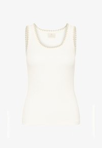 Camiseta sin mangas blanca con ribete beige con borde ondulado en las aberturas de los brazos y el escote, hecha de tela acanalada.