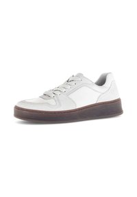 Witte sneaker van suede en leer, met een ronde neus, grijze accenten, platte veters en een dikke, gestructureerde bruine zool.
