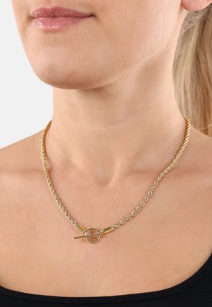 Collana a catena intrecciata in oro e argento con un fermaglio a chiusura circolare, caratterizzata da accenti in metallo lucido e una texture intrecciata.