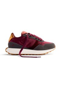 Sneaker bordeaux e grigio con finitura testurizzata, dotata di collare imbottito, lacci tonalità e suola in gomma a contrasto.
