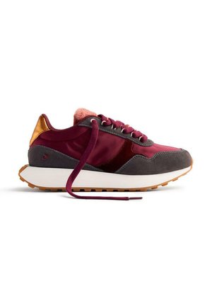 Sneaker bordeaux e grigio con finitura testurizzata, dotata di collare imbottito, lacci tonalità e suola in gomma a contrasto.