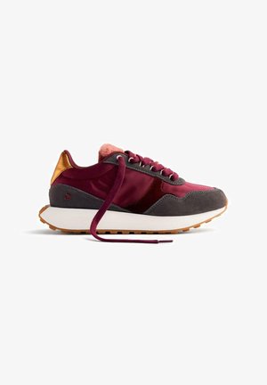 Zapatillas burdeos y grises con un acabado texturizado, que cuentan con un collar acolchado, cordones en tonos a juego y una suela de goma contrastante.