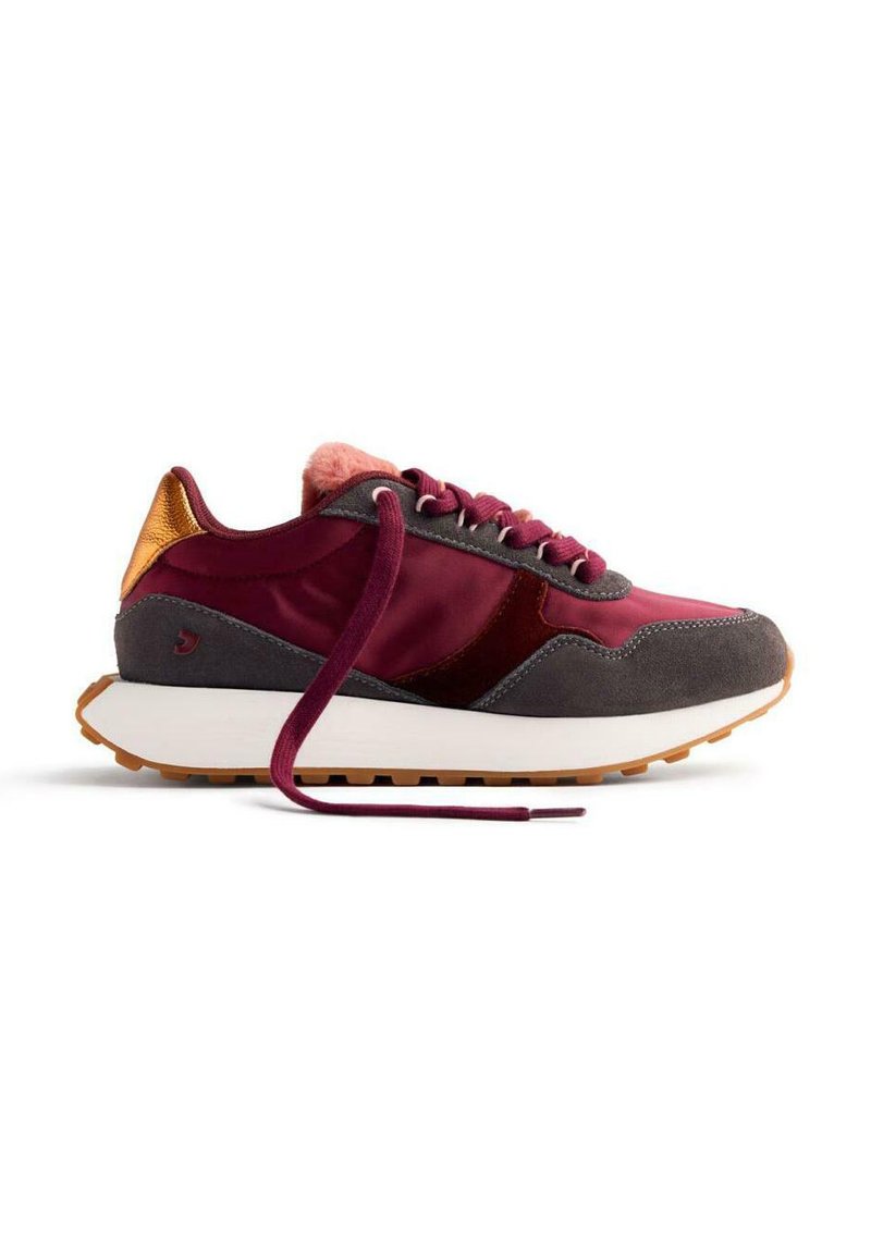 Sneaker bordeaux e grigio con finitura testurizzata, dotata di collare imbottito, lacci tonalità e suola in gomma a contrasto.