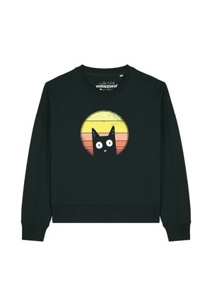 Schwarzer Hoodie mit einem Grafikmotiv eines schwarzen Katers mit großen Augen, das vor einem kreisförmigen Sonnenuntergang mit orangefarbenen und gelben Streifen platziert ist. Weicher Stoff.