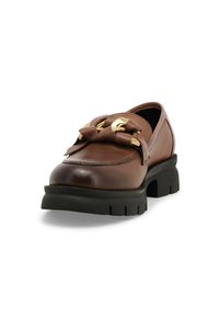 Mocassino in pelle marrone con un elegante fiocco e dettagli in metallo dorato, caratterizzato da una suola spessa nera con scanalature e un design con punta arrotondata.