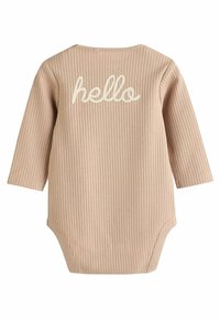 Geribbelde beige baby romper met lange mouwen, voorzien van een grote witte cursieve "hello" op de achterkant. Drukknoopsluiting aan de onderkant.