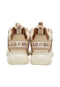 Beige og metallisk rosaguldsneakers med tykke hvide såler, hvide trækstropper og brede hvide remme med teksten "BUFFALO".