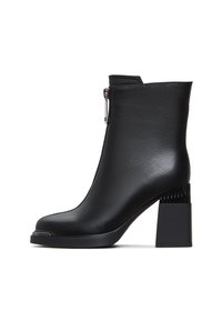 Botine negre din piele cu vârful pătrat, fermoar pe lateral și toc gros cu un design texturat.