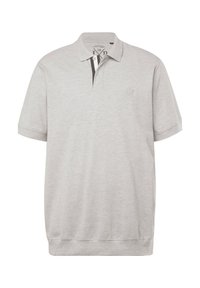 Polo de couleur gris clair en tissu mélangé coton, avec un rabat à deux boutons et un logo discret sur la poitrine, coupe décontractée.