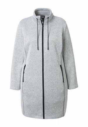 Pitkä harmaa huppari, jossa on lämmin kaulus, musta vetoketju, kiristysnauha ja vetoketjulliset sivutaskut, suunniteltu kylmiä säitä varten.