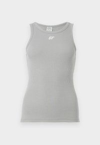 Szary prążkowany tank top z okrągłym dekoltem. Na piersi znajduje się małe białe logo. Materiał jest gładki, a krój dopasowany.