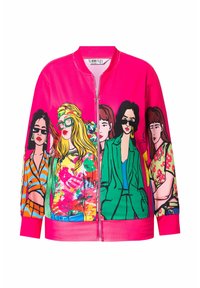 Lys pink bomberjakke med farverige illustrationer af kvinder med forskellige stilarter og mønstre på ærmerne. Lynlås lukning.