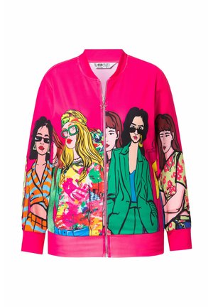 Lys pink bomberjakke med farverige illustrationer af kvinder med forskellige stilarter og mønstre på ærmerne. Lynlås lukning.
