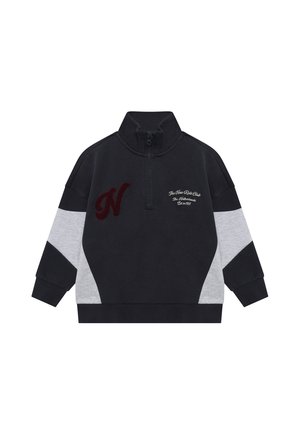 Zwart-grijze pullover met kwart-ritssluiting, geribde manchetten, geborduurde grote letter N op de linkerborst en witte tekst op de rechterborst.