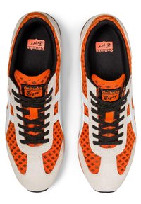 Baskets Onitsuka Tiger avec une tige en mesh orange respirant, des accents blancs, des lacets noirs et un embout en daim. Doublure intérieure noire.