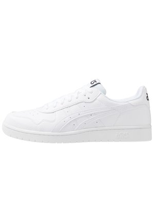 Hvid lavtop Asics sneaker med snørelukning foran, tekstureret læder og subtile sidelæns stribedetaljer, set fra ydersiden.