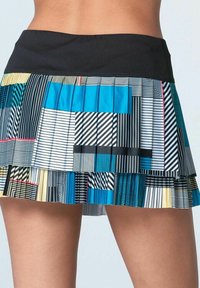 Gonna plissettata con vita nera, caratterizzata da motivi geometrici in blu, nero, bianco e oro, che evidenziano colori vivaci e texture variate.