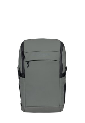 Grå rektangulær ryggsekk med glidelåslomme foran, svarte side-stropper og topphåndtak, vist mot hvit bakgrunn.