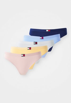 Šeši medvilniniai bikini kelnaitės pastelinėmis spalvomis: rožinė, geltona, balta, šviesiai mėlyna, tamsiai mėlyna ir tamsiai mėlyna, su logotipo detalėmis ant juosmens.